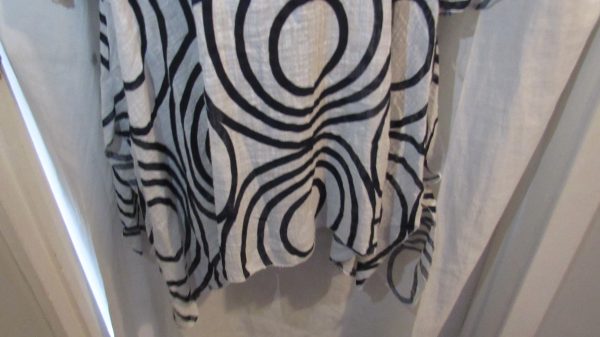 New Ladies White Swirl Handkerchief Hem Tunic Top One size fits sizes 18 20 22 - Image 4