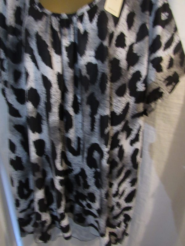 New Ladies Grey Leopard Print Pocket High Low Key Hole Back Frill Top One size fits sizes 20 22 24 26 - Image 2