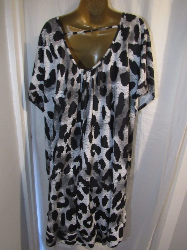 New Ladies Grey Leopard Print Pocket High Low Key Hole Back Frill Top One size fits sizes 20 22 24 26 - Image 3