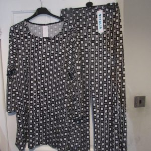 NEW Ladies Square Print 2 Piece Suit One Size fits sizes 18 20 22 24