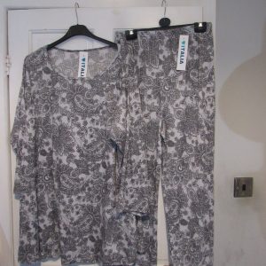 NEW Ladies Paisley Print 2 Piece Suit One Size fits sizes 18 20 22 24