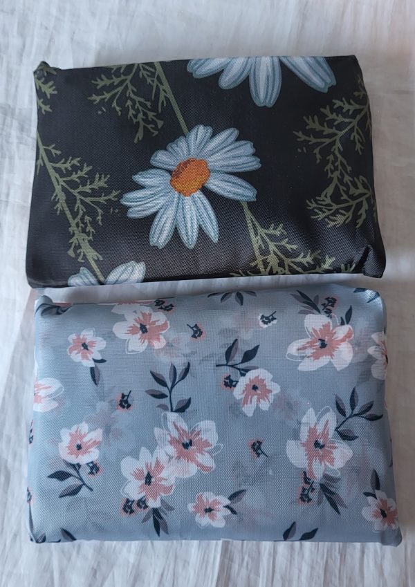 Bundle deal 2 x Re-useable Shopping Bags for £5 1 x Black Daisy and 1 x Blue Floral - Image 2