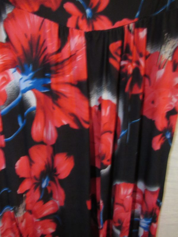 New Ladies Red with Black Floral Silky Top Sized Item Size 20 - Image 4