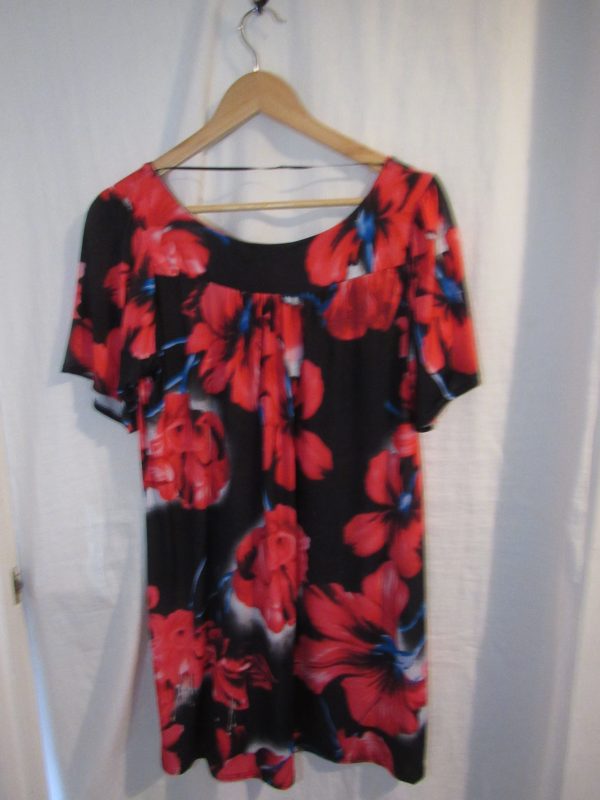 New Ladies Red with Black Floral Silky Top Sized Item Size 20 - Image 5