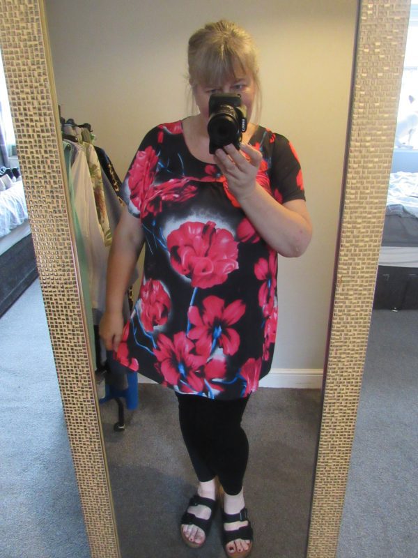 New Ladies Red with Black Floral Silky Top Sized Item Size 20 - Image 6