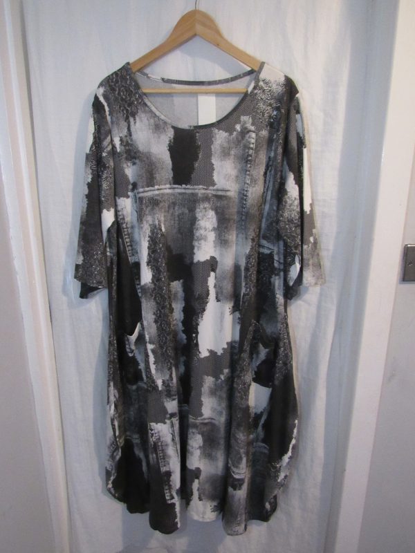 New Ladies Grey Print Dress One Size fits sizes 18 20 22 24 - Image 2