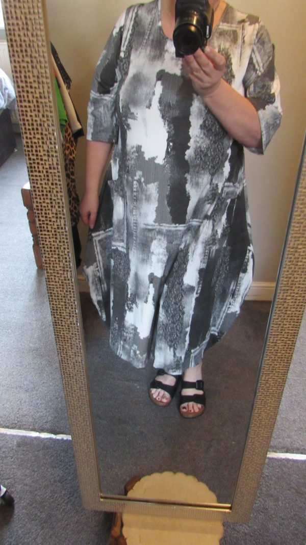 New Ladies Grey Print Dress One Size fits sizes 18 20 22 24 - Image 9