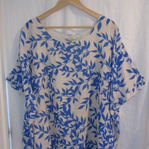 New Ladies Blue Floral Print Shorter Length Top One Size fits sizes 16 18 20 22