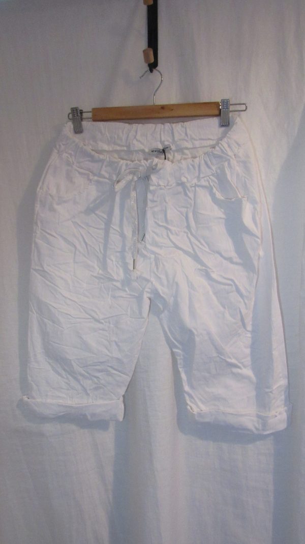 NEW Ladies White Magic Shorts Plus Size One Size Fits sizes 18 20 22 Size 2