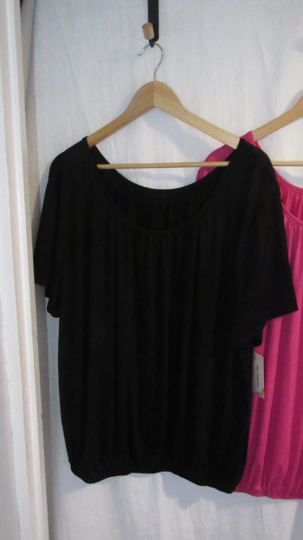 Bundle deal 1 x Cerise and 1 x Black T-shirt One Size fits sizes 18 20 22 - Image 3