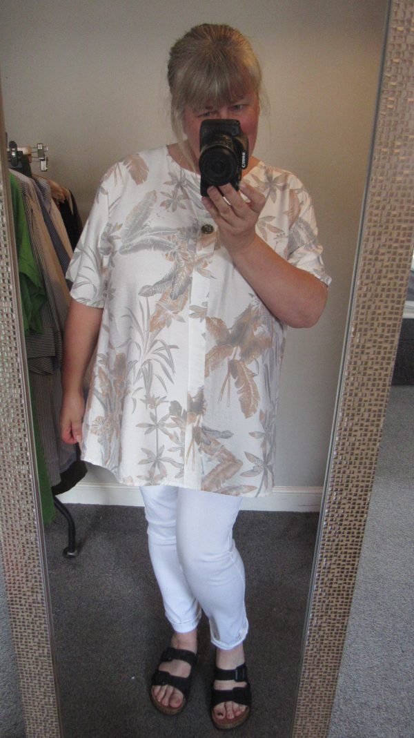 New Ladies Beige Floral V Neck Button Tunic Top One Size fits sizes 18 20 22 - Image 6
