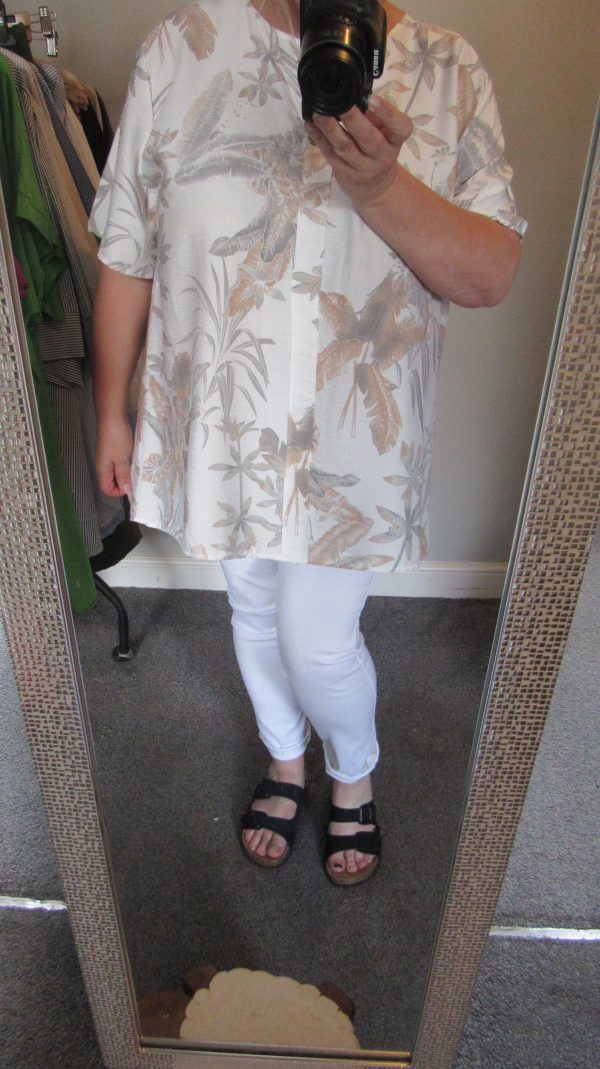 New Ladies Beige Floral V Neck Button Tunic Top One Size fits sizes 18 20 22 - Image 7