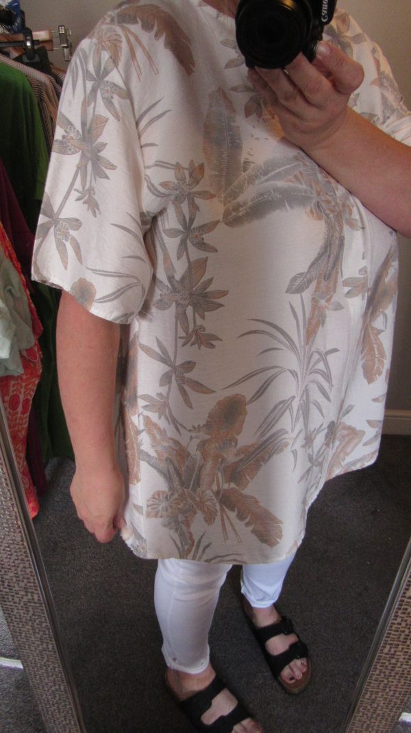 New Ladies Beige Floral V Neck Button Tunic Top One Size fits sizes 18 20 22 - Image 8