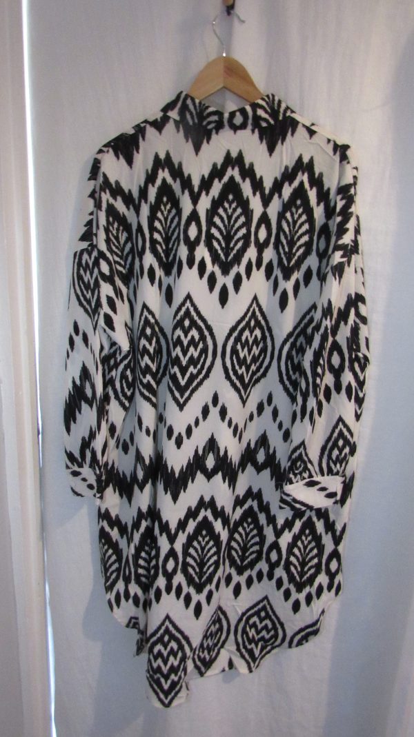 New Ladies White with Black Print Button Up Shirt One size fits sizes 18 20 22 - Image 5