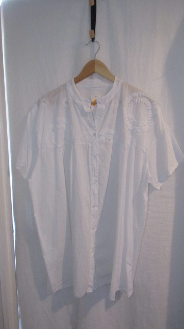 New Ladies White Embossed Top One Size fits sizes 16 18 20 22