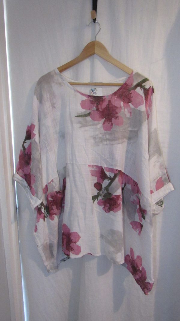 New White Flower Pocket Top Plus Size One Size fits sizes 20 22 24 26 - Image 2