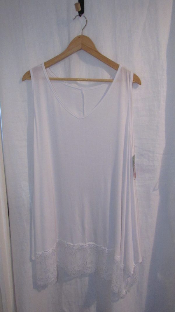 New Ladies Lacy Bottom White Longer Length Top V Neck One Size fits sizes 18 20 22