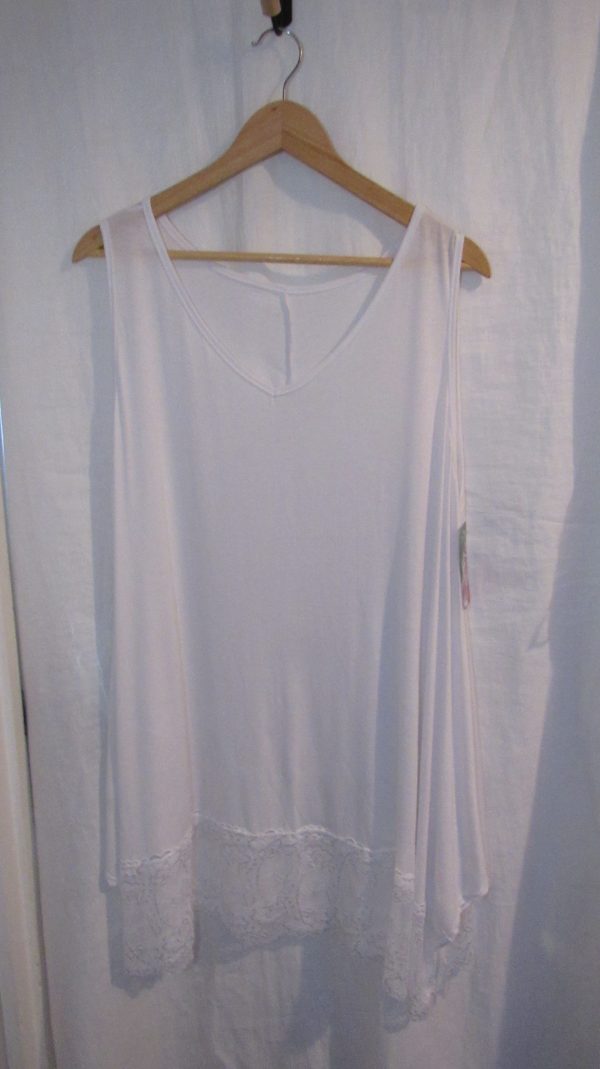 New Ladies Lacy Bottom White Longer Length Top V Neck One Size fits sizes 18 20 22 - Image 2