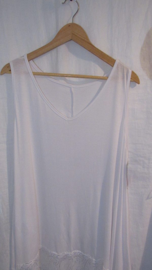 New Ladies Lacy Bottom White Longer Length Top V Neck One Size fits sizes 18 20 22 - Image 3