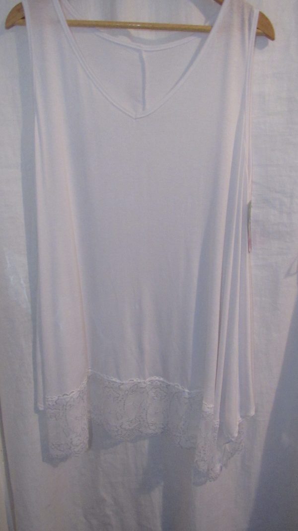 New Ladies Lacy Bottom White Longer Length Top V Neck One Size fits sizes 18 20 22 - Image 4