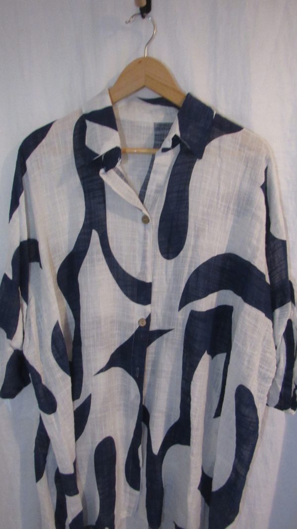 New Ladies Darker Blue White Swirl Button Up Cheesecloth Shirt One Size fits sizes 18 20 22 - Image 3