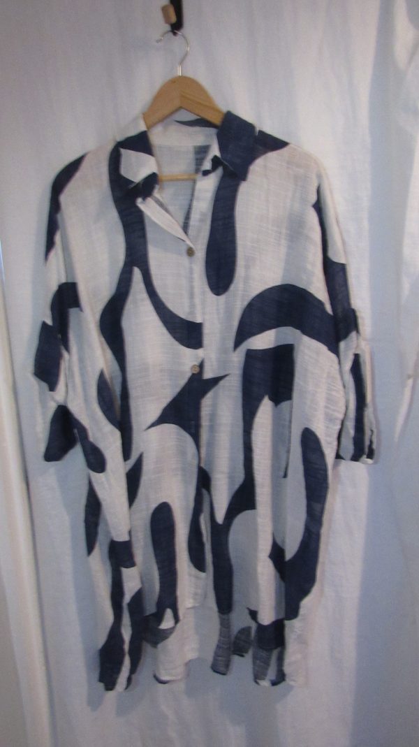 New Ladies Darker Blue White Swirl Button Up Cheesecloth Shirt One Size fits sizes 18 20 22 - Image 4