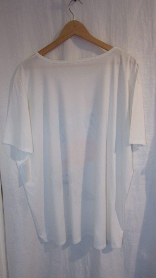 New Ladies White Glass Print T-shirt One Size fits sizes 16 18 20 22 - Image 5