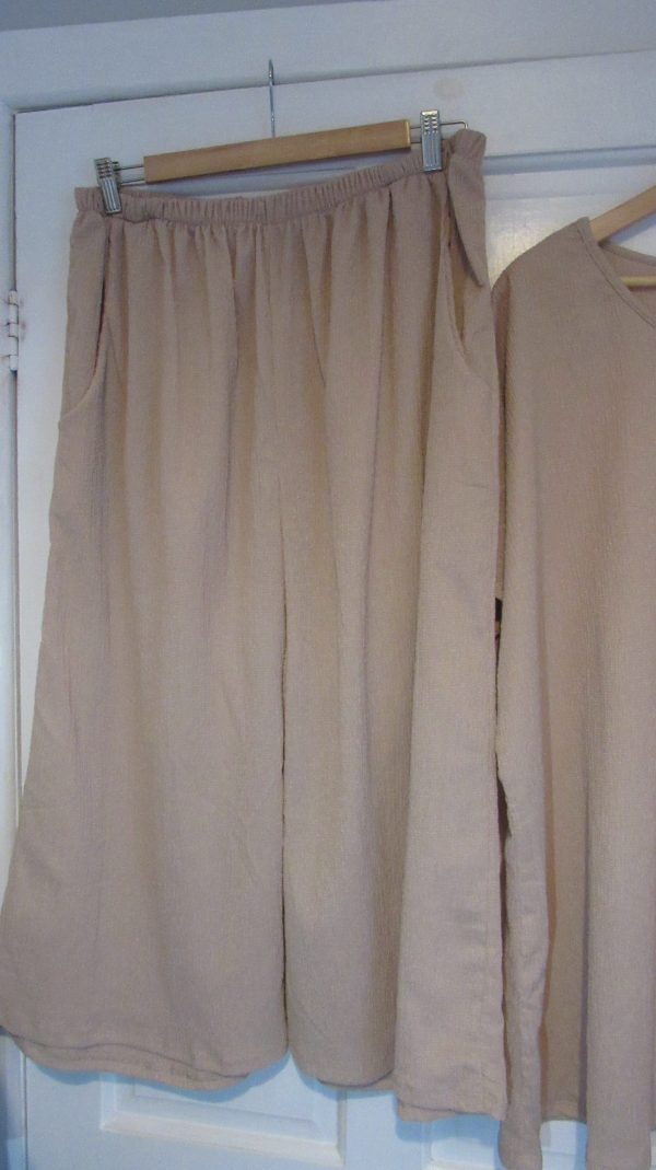 New Ladies Beige 2 Piece Set One Size fits sizes 18 20 22 - Image 3