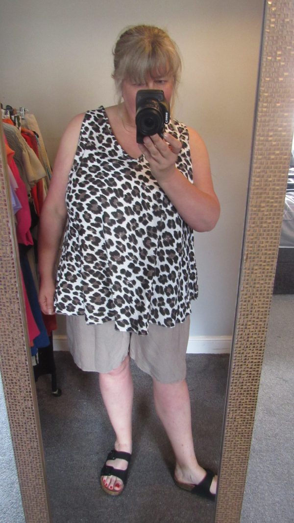 New Ladies Mocha Pocket Shorts One size fits sizes 16 18 20 22 - Image 9