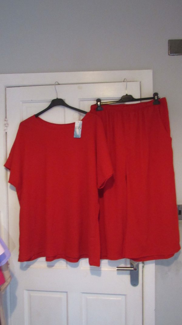 New Ladies Red 2 Piece Set One Size fits sizes 18 20 22