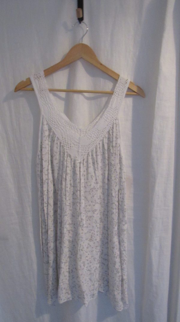 New Ladies White Floral Sleeveless Top One Size fits sizes 18 20 22