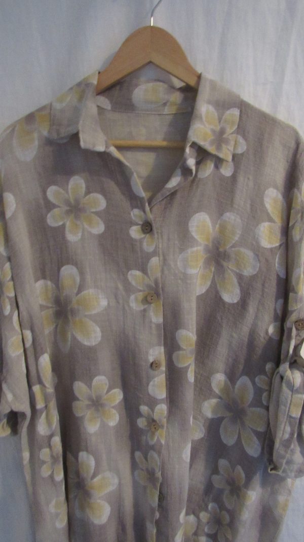 New Ladies Beige Flower Button Down Shirt One Size fits sizes 18 20 22 - Image 3