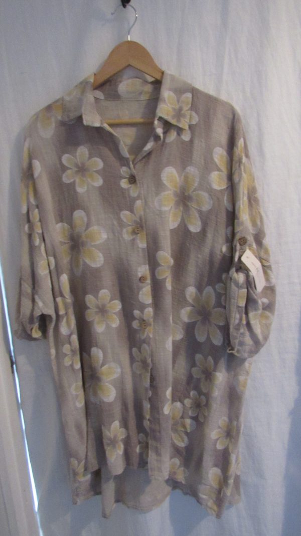 New Ladies Beige Flower Button Down Shirt One Size fits sizes 18 20 22 - Image 4