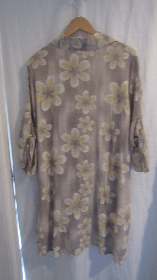 New Ladies Beige Flower Button Down Shirt One Size fits sizes 18 20 22 - Image 5
