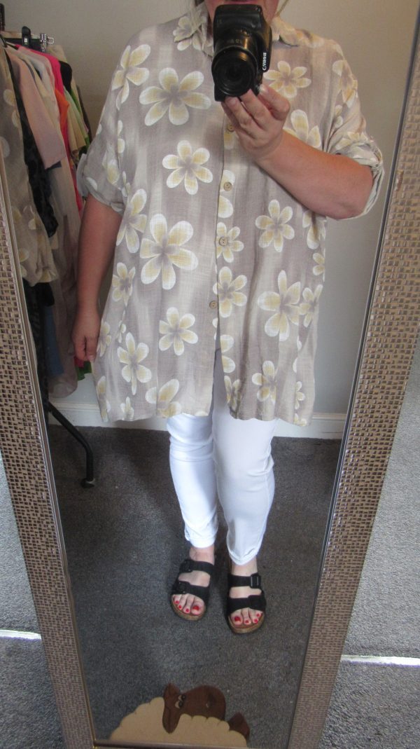 New Ladies Beige Flower Button Down Shirt One Size fits sizes 18 20 22 - Image 7