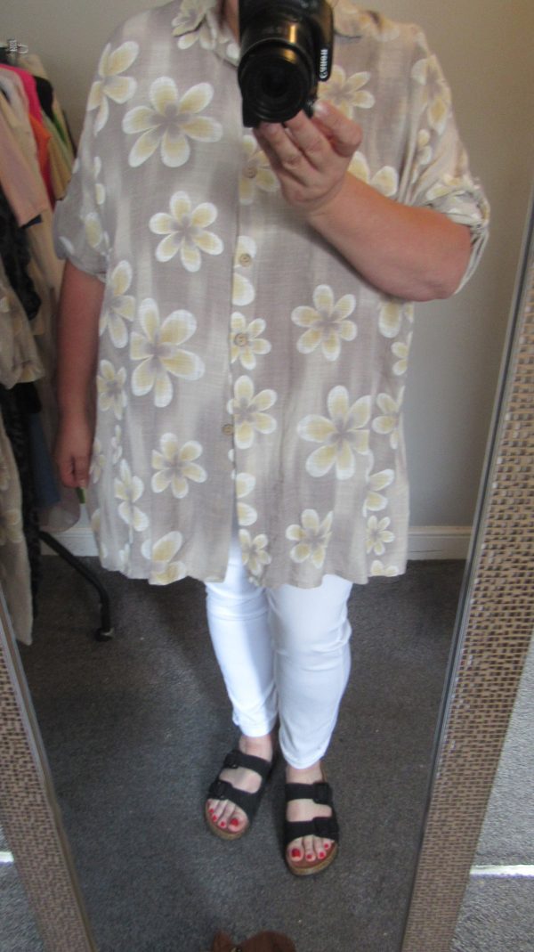 New Ladies Beige Flower Button Down Shirt One Size fits sizes 18 20 22 - Image 9