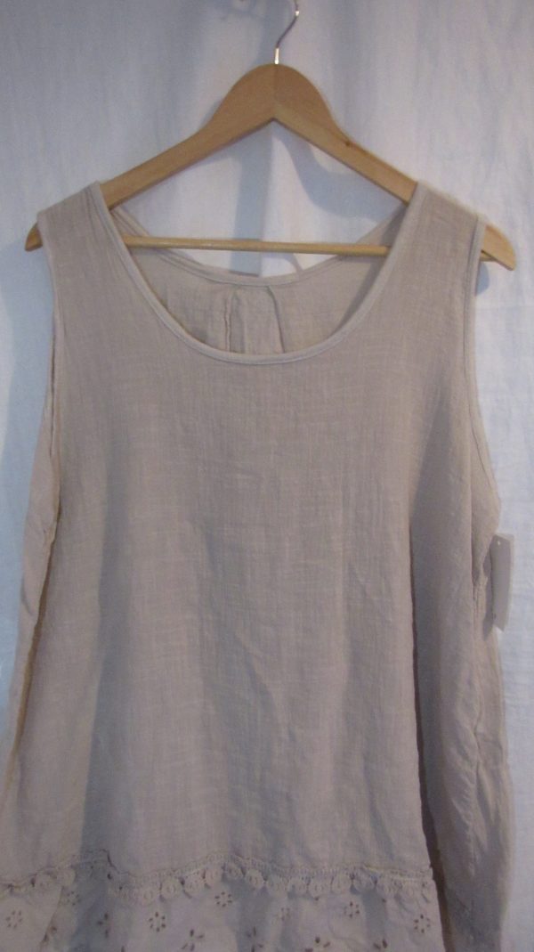 New Ladies Beige Sleeveless Floral Trim Top One size fits sizes 14 16 18 20 - Image 3