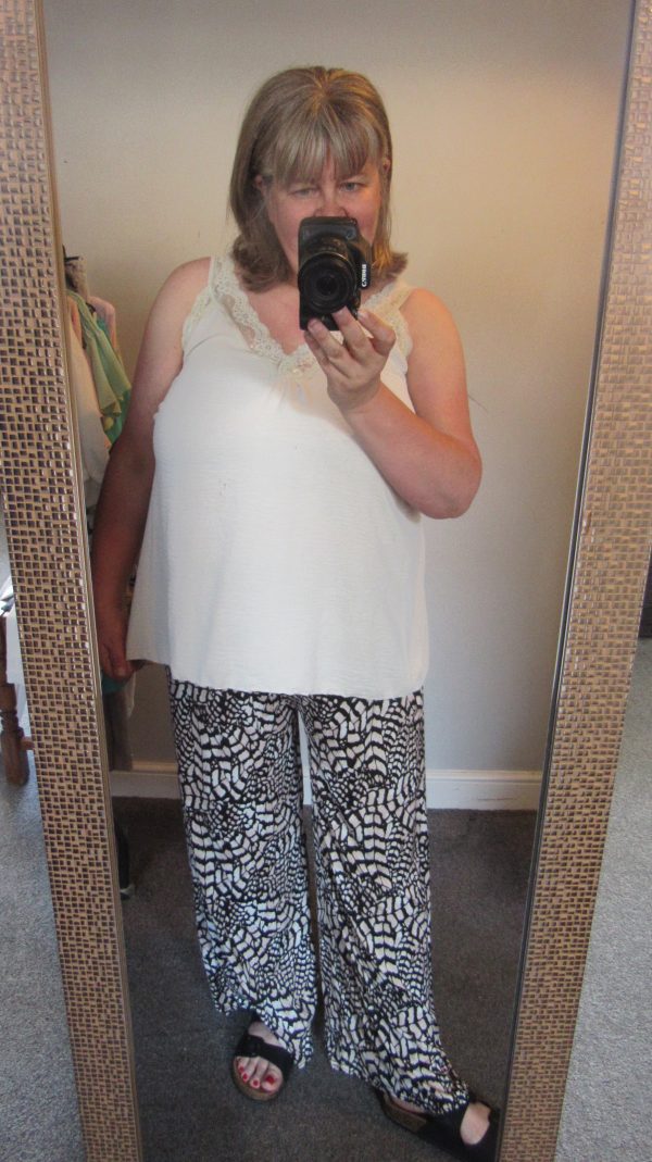 SALE SALE SALE New Ladies Beige V Neck Lacy Edged Top One size fits sizes 16 18 20 22 NON RETURNABLE - Image 9