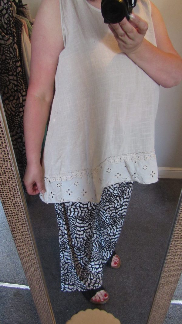New Ladies Beige Sleeveless Floral Trim Top One size fits sizes 14 16 18 20 - Image 8