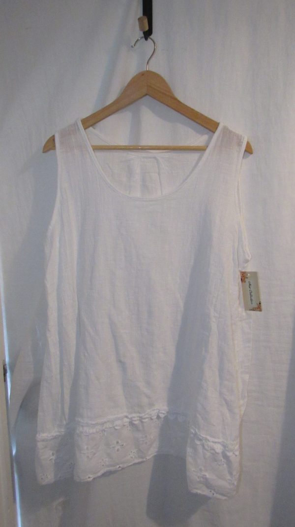New Ladies White Sleeveless Floral Trim Top One size fits sizes 14 16 18 20
