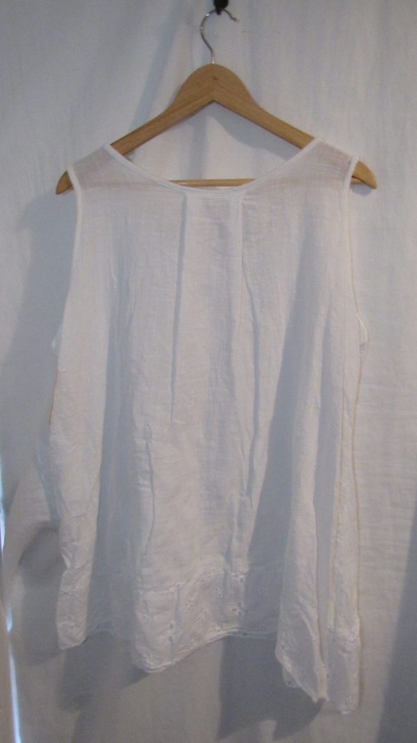 New Ladies White Sleeveless Floral Trim Top One size fits sizes 14 16 18 20 - Image 5