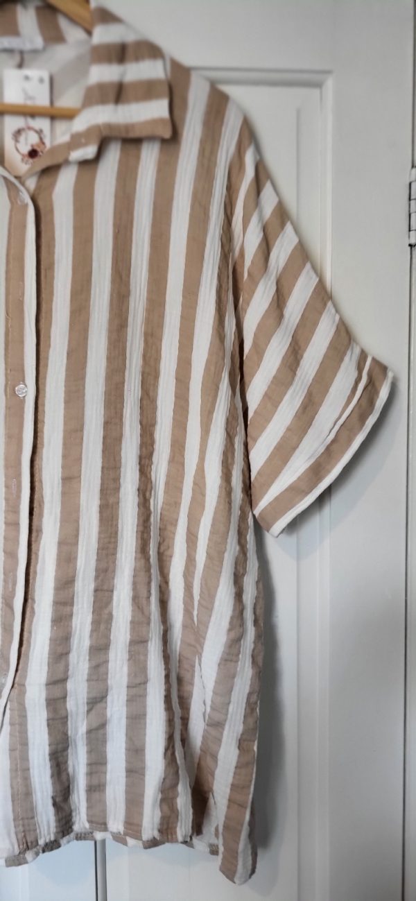 New Mocha and White Stripe Button Up Shirt One Size fits sizes 18 20 22 24 - Image 4