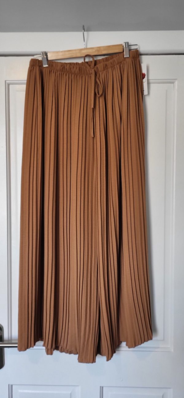 New Ladies Plus Size Pleated Trousers Mocha One Size fits 20 22 24 26