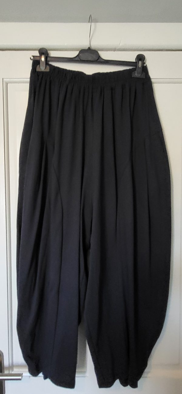 New Ladies Navy Blue 3/4 Length Wide Leg Trousers One size fits sizes 18 20 22 24 - Image 3