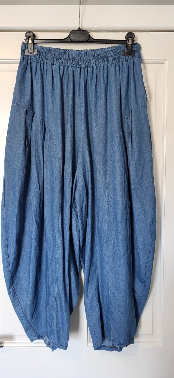New Ladies Light Denim 3/4 Length Wide Leg Trousers One size fits sizes 18 20 22 24 - Image 2