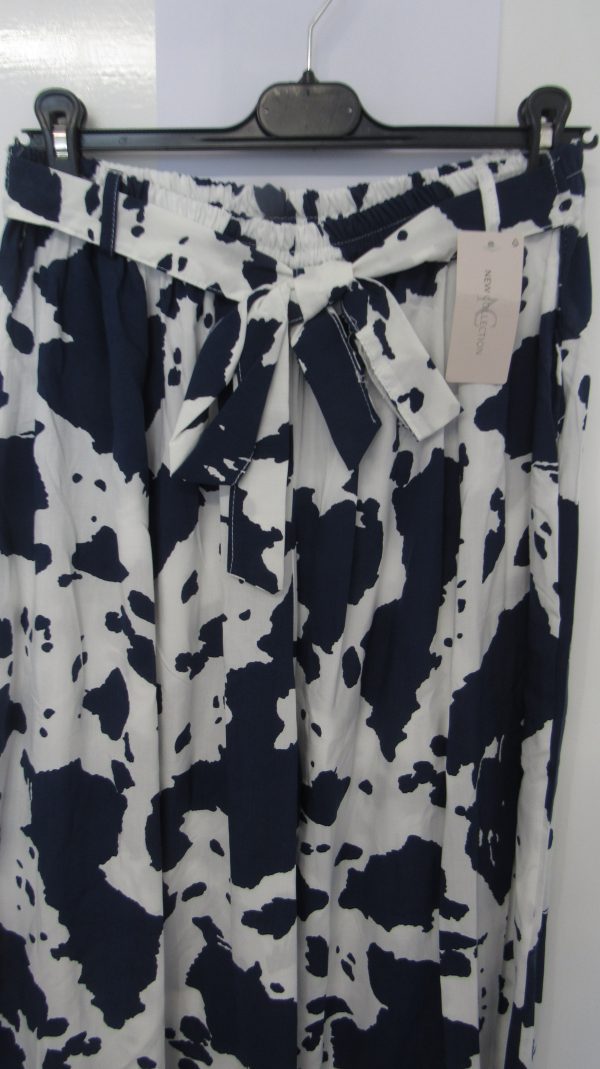 New Ladies Navy Blue with White Wide Leg Trousers One Size fits sizes 18 20 22 - Image 2