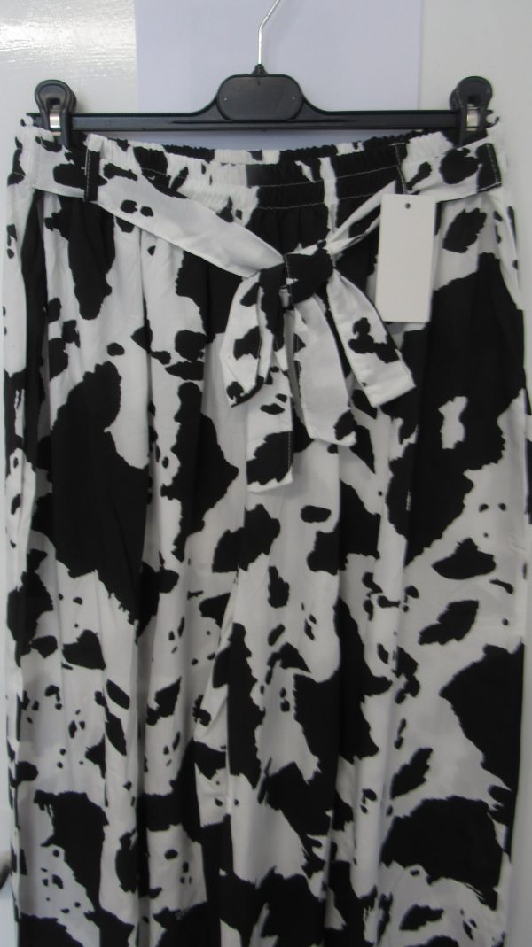 New Ladies Black with White Wide Leg Trousers One Size fits sizes 18 20 22 - Image 3
