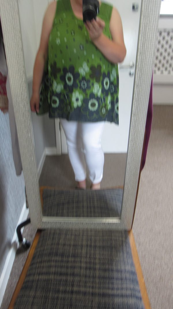 New Floral Sleeveless Top Green One Size fits sizes 18 20 22 - Image 8