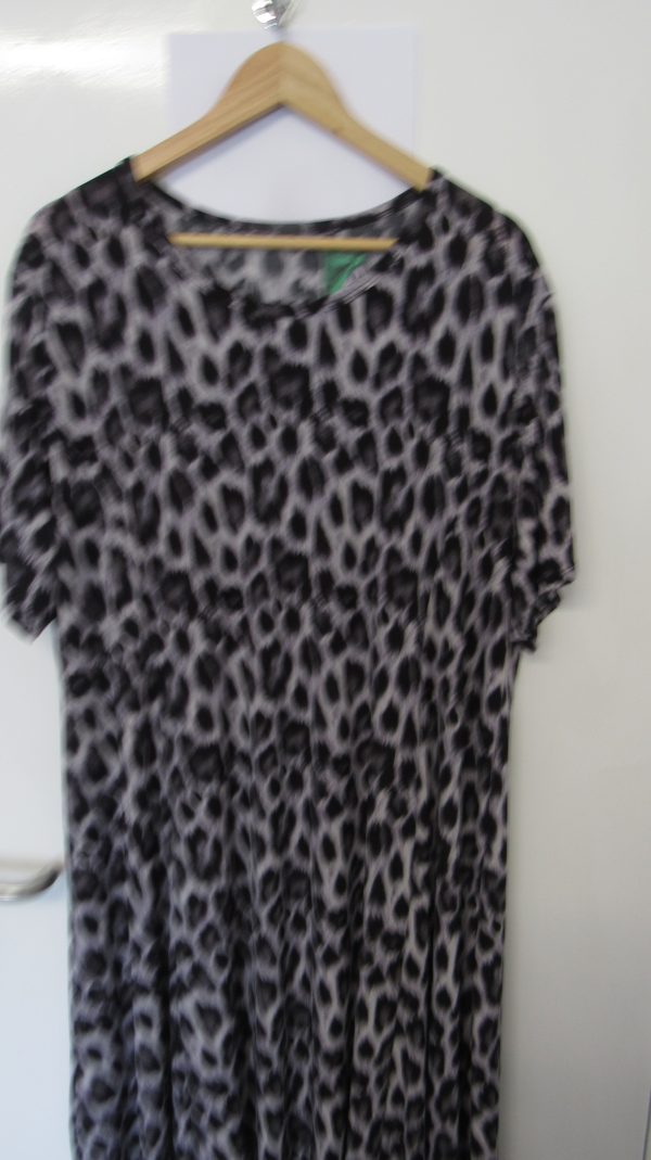 New Ladies Grey Leopard Print Stretchy Dress One Size fits sizes 18 20 22 24 - Image 3