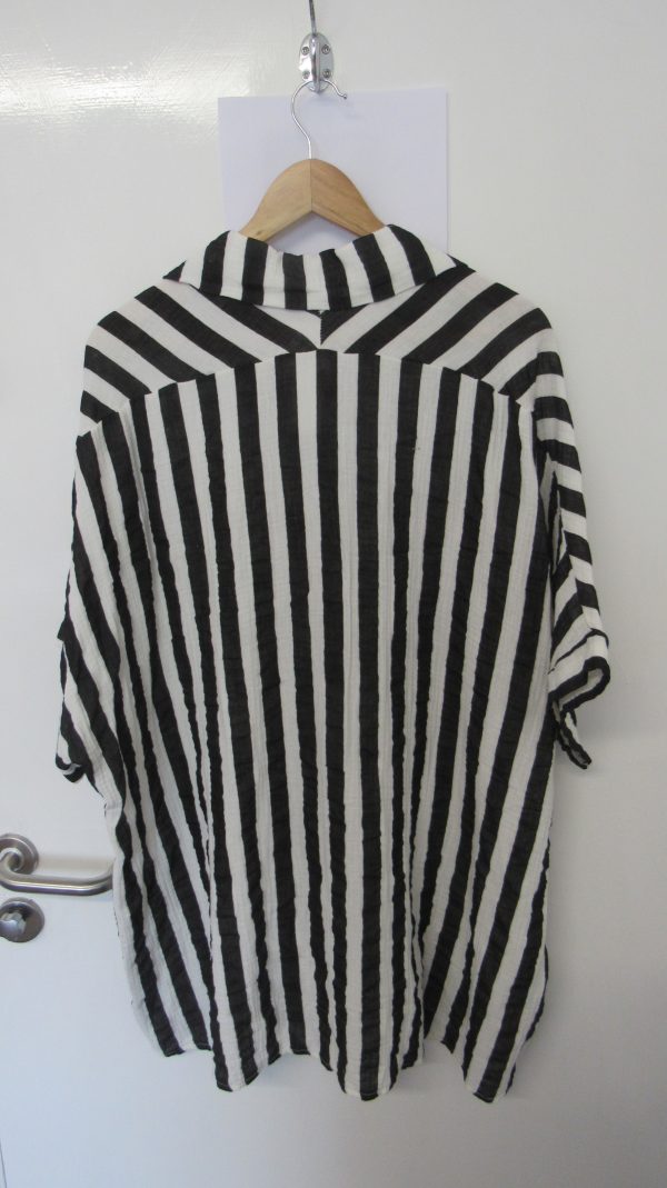 New Black and White Stripe Button Up Shirt One Size fits sizes 18 20 22 24 - Image 4